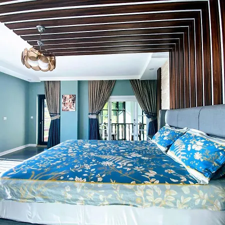 Villa15 Lodge, Five-star 5bd 5-5ba Access With Pool , Gym, Sauna, Alfresco Dining & Garden בית כפרי *