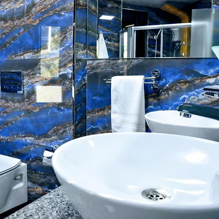 Villa15 Lodge, Five-star 5bd 5-5ba Access With Pool , Gym, Sauna, Alfresco Dining & Garden בית כפרי *