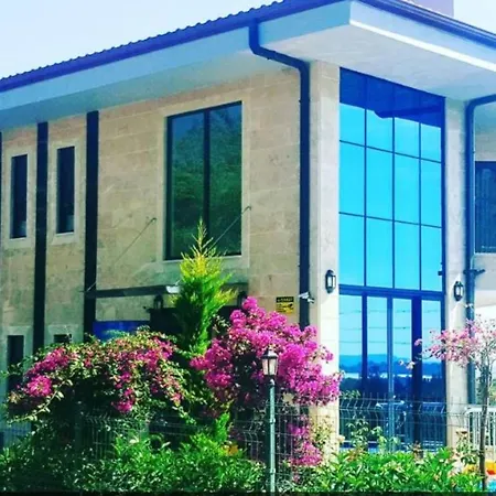 בית כפרי Villa15 Lodge, Five-star 5bd 5-5ba Access With Pool , Gym, Sauna, Alfresco Dining & Garden מנבגט